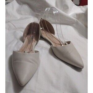 SAPATINHO DE LUXO  LEATHER  BEIGE FLAT SHOE WITH GOLD TONE CHAIN SIZE 8M